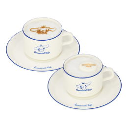 シナモンのラテチーノととなりのカプチーノ